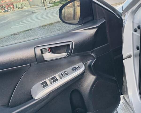 Серый Тойота Камри, объемом двигателя 2.49 л и пробегом 230 тыс. км за 9800 $, фото 18 на Automoto.ua