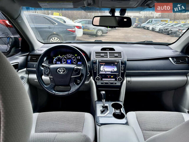 Серый Тойота Камри, объемом двигателя 0 л и пробегом 160 тыс. км за 13700 $, фото 17 на Automoto.ua