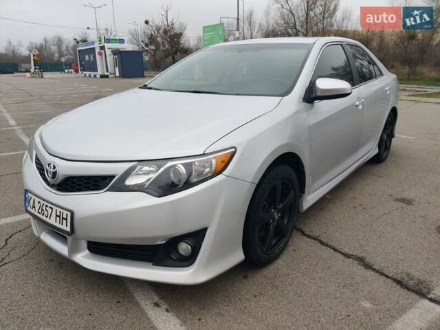 Серый Тойота Камри, объемом двигателя 2.5 л и пробегом 160 тыс. км за 11750 $, фото 2 на Automoto.ua