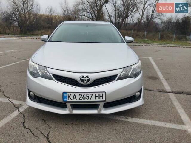 Серый Тойота Камри, объемом двигателя 2.5 л и пробегом 160 тыс. км за 11750 $, фото 1 на Automoto.ua