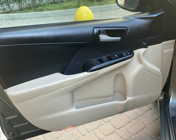 Серый Тойота Камри, объемом двигателя 2.49 л и пробегом 340 тыс. км за 10500 $, фото 12 на Automoto.ua