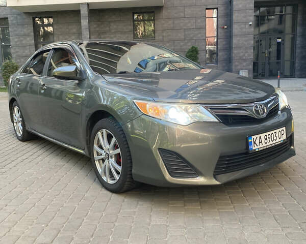 Серый Тойота Камри, объемом двигателя 2.49 л и пробегом 340 тыс. км за 10500 $, фото 1 на Automoto.ua