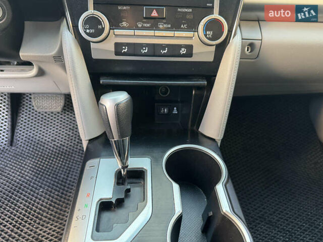 Серый Тойота Камри, объемом двигателя 2.49 л и пробегом 179 тыс. км за 12777 $, фото 18 на Automoto.ua