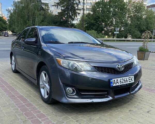 Серый Тойота Камри, объемом двигателя 2.5 л и пробегом 189 тыс. км за 12500 $, фото 1 на Automoto.ua