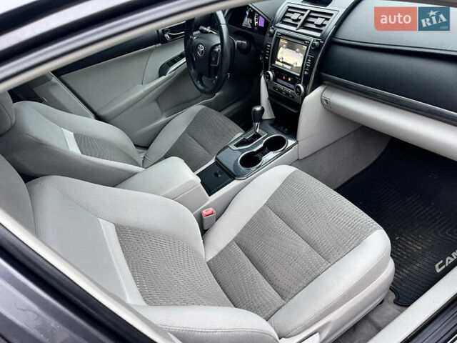 Серый Тойота Камри, объемом двигателя 0 л и пробегом 160 тыс. км за 13700 $, фото 13 на Automoto.ua