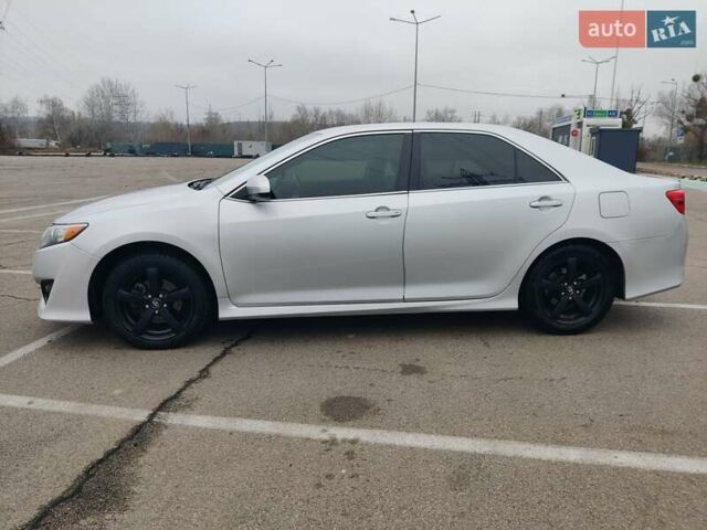 Серый Тойота Камри, объемом двигателя 2.5 л и пробегом 160 тыс. км за 11750 $, фото 3 на Automoto.ua