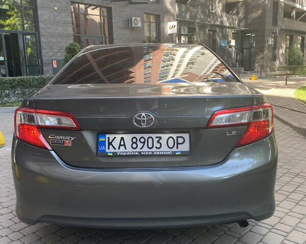 Серый Тойота Камри, объемом двигателя 2.49 л и пробегом 340 тыс. км за 10500 $, фото 3 на Automoto.ua