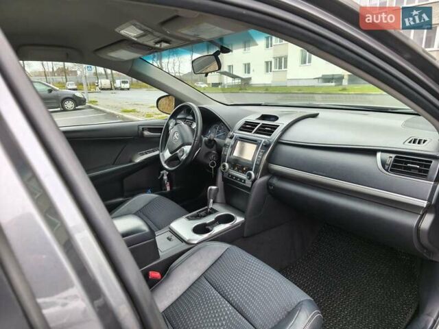 Серый Тойота Камри, объемом двигателя 2.5 л и пробегом 172 тыс. км за 11500 $, фото 2 на Automoto.ua