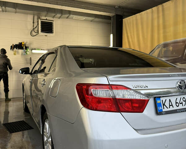 Тойота Камри 2014 в Киеве на Automoto.ua Серый Тойота Камри, объемом двигателя 2.49 л и пробегом 280 тыс. км за 12800 $, фото 4 на Automoto.ua