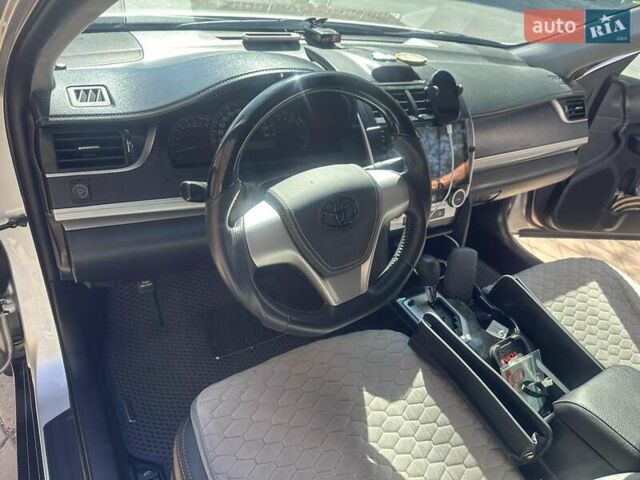 Серый Тойота Камри, объемом двигателя 2.49 л и пробегом 260 тыс. км за 15000 $, фото 14 на Automoto.ua