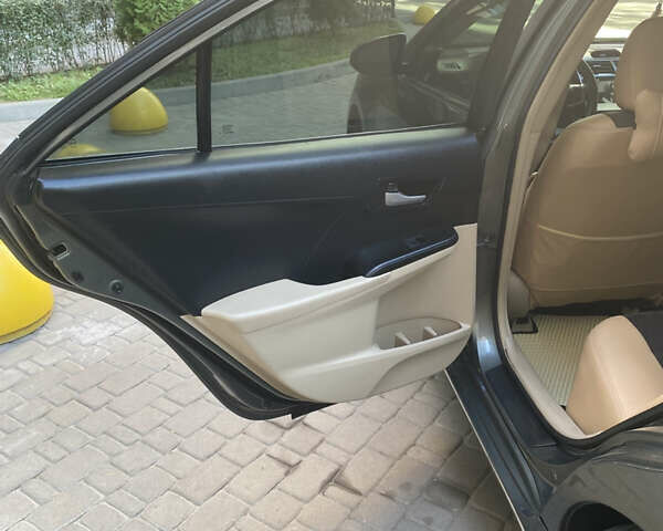 Серый Тойота Камри, объемом двигателя 2.49 л и пробегом 340 тыс. км за 10500 $, фото 6 на Automoto.ua