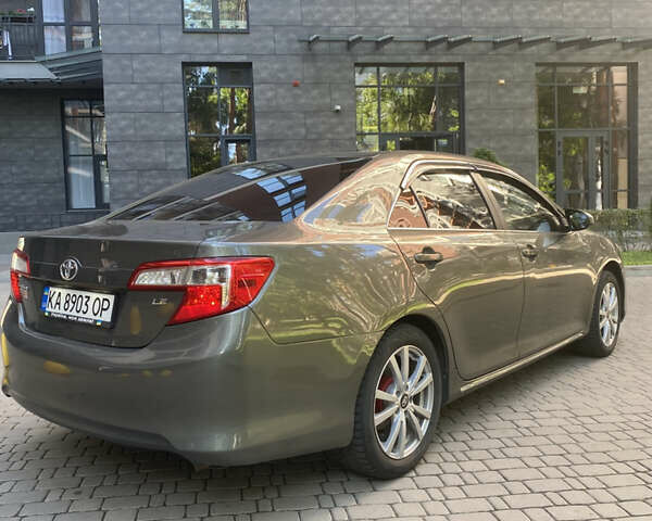 Серый Тойота Камри, объемом двигателя 2.49 л и пробегом 340 тыс. км за 10500 $, фото 2 на Automoto.ua