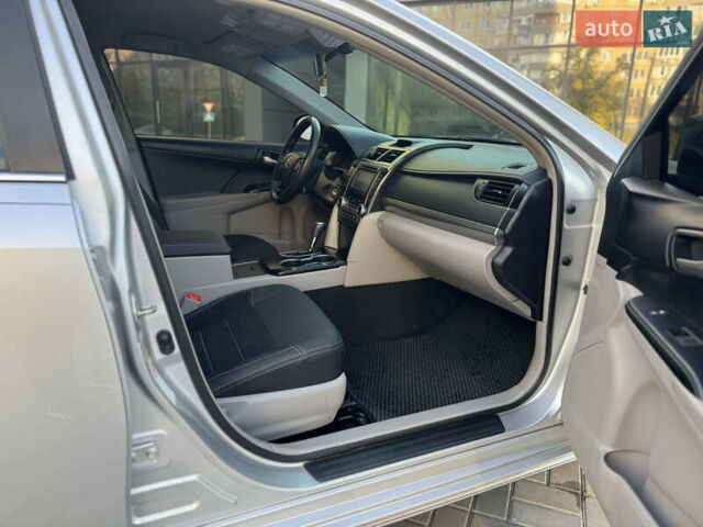 Серый Тойота Камри, объемом двигателя 2.49 л и пробегом 179 тыс. км за 12777 $, фото 13 на Automoto.ua