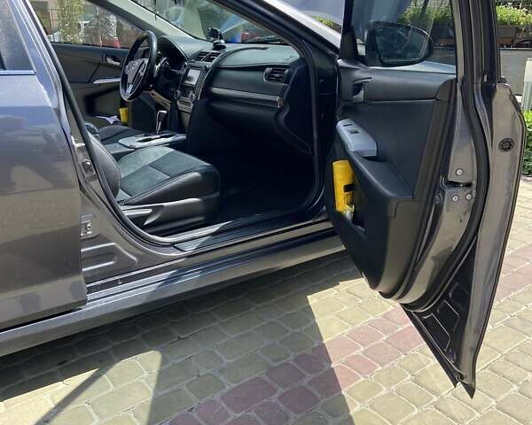 Серый Тойота Камри, объемом двигателя 2.5 л и пробегом 189 тыс. км за 12500 $, фото 8 на Automoto.ua