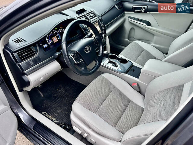 Серый Тойота Камри, объемом двигателя 0 л и пробегом 160 тыс. км за 13700 $, фото 16 на Automoto.ua