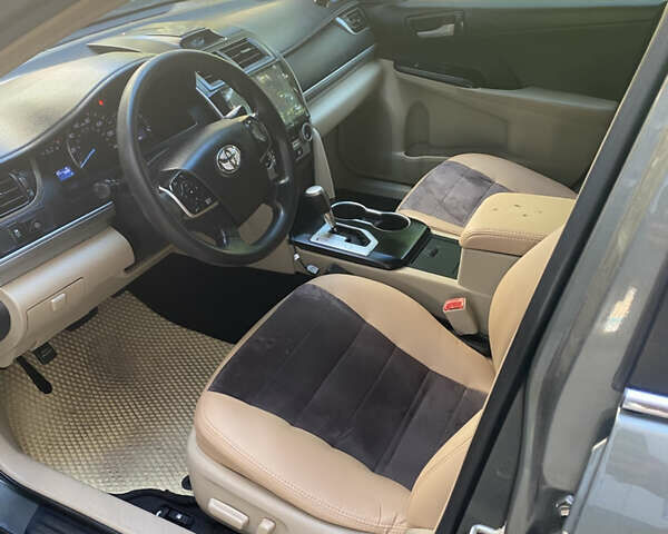 Серый Тойота Камри, объемом двигателя 2.49 л и пробегом 340 тыс. км за 10500 $, фото 11 на Automoto.ua