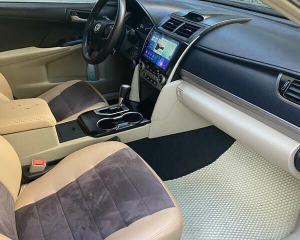 Серый Тойота Камри, объемом двигателя 2.49 л и пробегом 340 тыс. км за 10500 $, фото 9 на Automoto.ua