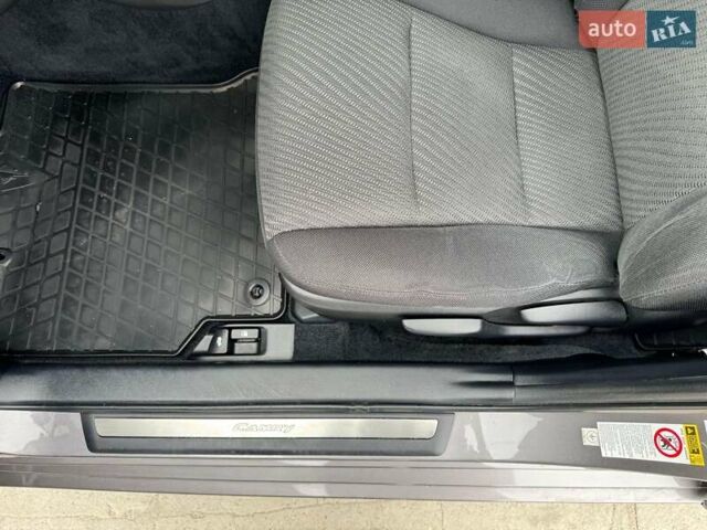 Серый Тойота Камри, объемом двигателя 2.49 л и пробегом 114 тыс. км за 17700 $, фото 9 на Automoto.ua