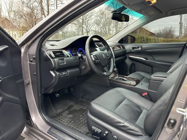 Сірий Тойота Камрі, об'ємом двигуна 2.5 л та пробігом 213 тис. км за 14799 $, фото 1 на Automoto.ua