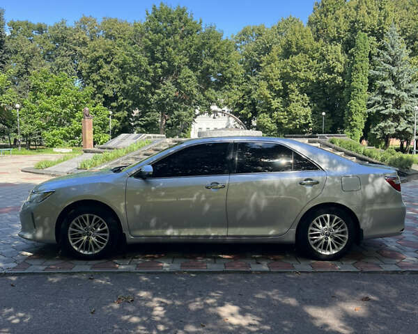 Серый Тойота Камри, объемом двигателя 2.49 л и пробегом 245 тыс. км за 15400 $, фото 1 на Automoto.ua