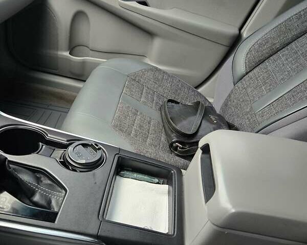 Серый Тойота Камри, объемом двигателя 2.5 л и пробегом 211 тыс. км за 12600 $, фото 19 на Automoto.ua