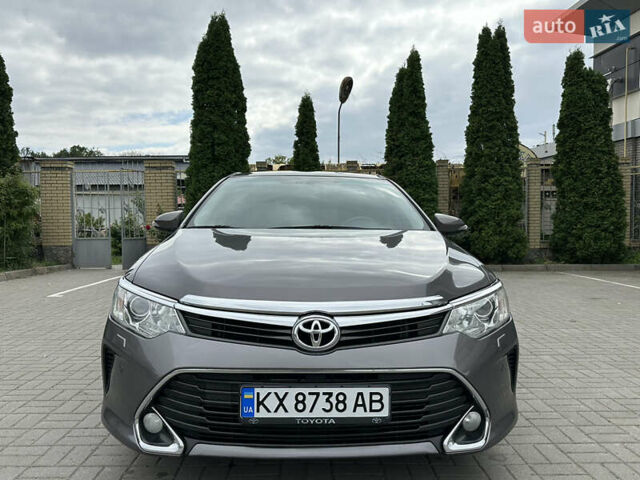 Серый Тойота Камри, объемом двигателя 2.49 л и пробегом 210 тыс. км за 16900 $, фото 1 на Automoto.ua