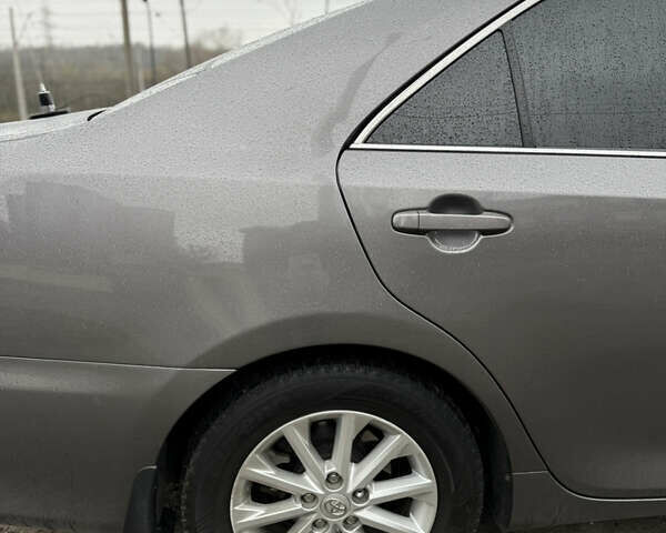 Серый Тойота Камри, объемом двигателя 2.49 л и пробегом 210 тыс. км за 14650 $, фото 18 на Automoto.ua