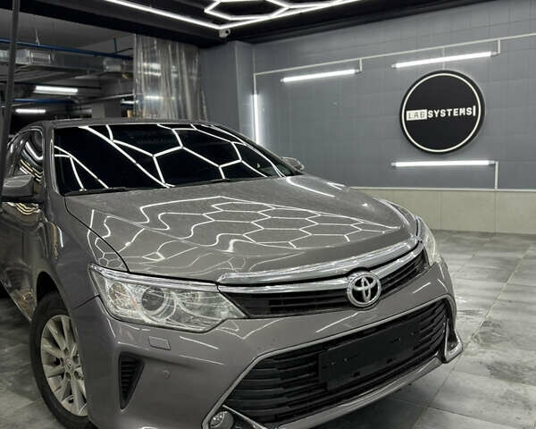 Серый Тойота Камри, объемом двигателя 2.49 л и пробегом 210 тыс. км за 14650 $, фото 1 на Automoto.ua