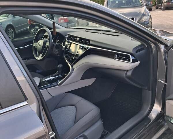 Тойота Камри 2017 в Луцке на Automoto.ua Серый Тойота Камри, объемом двигателя 2.49 л и пробегом 166 тыс. км за 18500 $, фото 1 на Automoto.ua