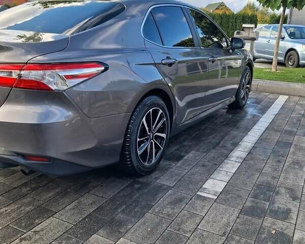 Тойота Камри 2017 в Луцке на Automoto.ua Серый Тойота Камри, объемом двигателя 2.49 л и пробегом 166 тыс. км за 18500 $, фото 7 на Automoto.ua