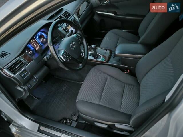 Серый Тойота Камри, объемом двигателя 2.49 л и пробегом 214 тыс. км за 18500 $, фото 5 на Automoto.ua