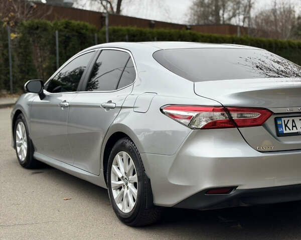 Серый Тойота Камри, объемом двигателя 2.49 л и пробегом 83 тыс. км за 18950 $, фото 3 на Automoto.ua