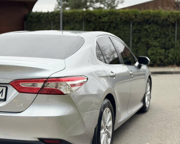 Серый Тойота Камри, объемом двигателя 2.49 л и пробегом 83 тыс. км за 18950 $, фото 5 на Automoto.ua