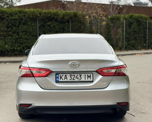 Серый Тойота Камри, объемом двигателя 2.49 л и пробегом 83 тыс. км за 18950 $, фото 4 на Automoto.ua