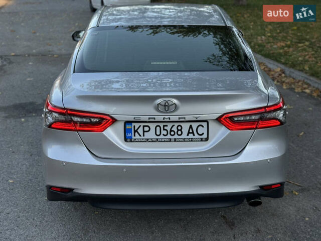 Тойота Камри 2021 в Днепре (Днепропетровске) на Automoto.ua Серый Тойота Камри, объемом двигателя 2.49 л и пробегом 78 тыс. км за 28999 $, фото 3 на Automoto.ua