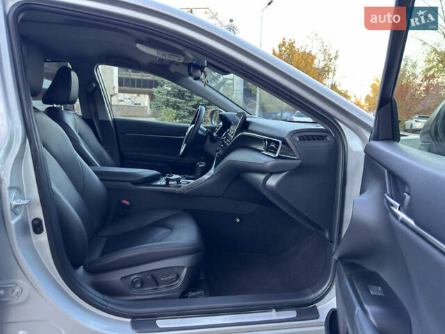 Тойота Камри 2021 в Днепре (Днепропетровске) на Automoto.ua Серый Тойота Камри, объемом двигателя 2.49 л и пробегом 78 тыс. км за 28999 $, фото 42 на Automoto.ua