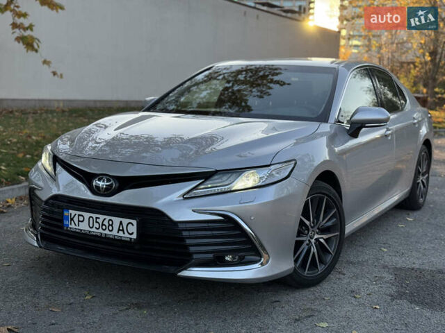 Тойота Камри 2021 в Днепре (Днепропетровске) на Automoto.ua Серый Тойота Камри, объемом двигателя 2.49 л и пробегом 78 тыс. км за 28999 $, фото 1 на Automoto.ua