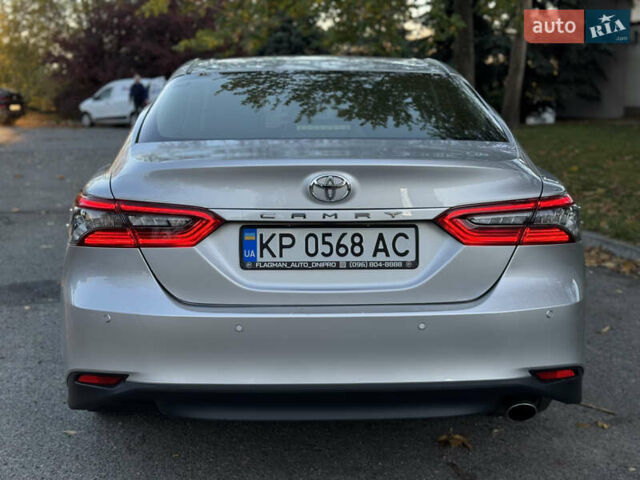 Тойота Камри 2021 в Днепре (Днепропетровске) на Automoto.ua Серый Тойота Камри, объемом двигателя 2.49 л и пробегом 78 тыс. км за 28999 $, фото 2 на Automoto.ua