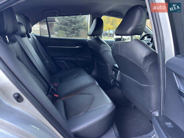 Тойота Камри 2021 в Днепре (Днепропетровске) на Automoto.ua Серый Тойота Камри, объемом двигателя 2.49 л и пробегом 78 тыс. км за 28999 $, фото 32 на Automoto.ua