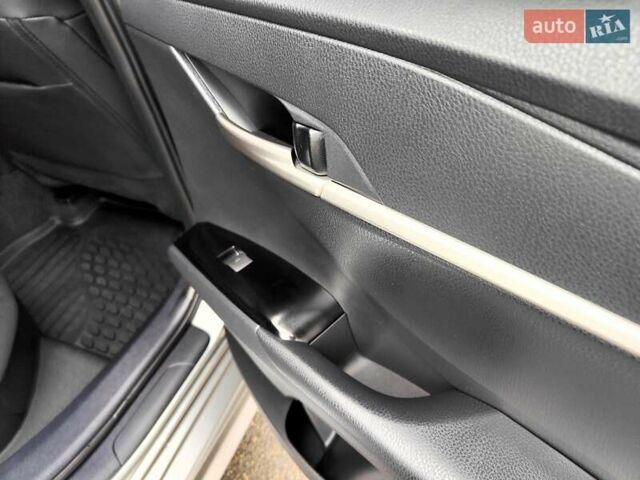 Серый Тойота Камри, объемом двигателя 2.5 л и пробегом 21 тыс. км за 39990 $, фото 41 на Automoto.ua