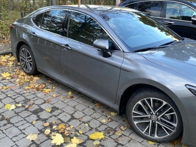 Сірий Тойота Камрі, об'ємом двигуна 2.5 л та пробігом 3 тис. км за 45131 $, фото 3 на Automoto.ua