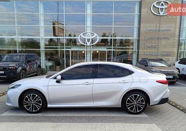 Сірий Тойота Камрі, об'ємом двигуна 2.49 л та пробігом 3 тис. км за 52446 $, фото 2 на Automoto.ua