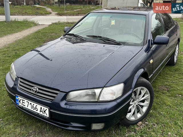 Синий Тойота Камри, объемом двигателя 3 л и пробегом 555 тыс. км за 3300 $, фото 1 на Automoto.ua