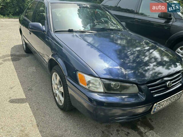 Синий Тойота Камри, объемом двигателя 2.16 л и пробегом 250 тыс. км за 2999 $, фото 2 на Automoto.ua
