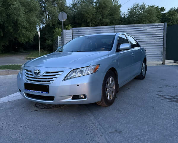 Синій Тойота Камрі, об'ємом двигуна 2.4 л та пробігом 240 тис. км за 8500 $, фото 1 на Automoto.ua