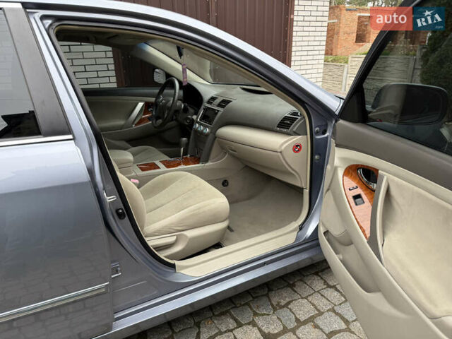 Синий Тойота Камри, объемом двигателя 2.4 л и пробегом 106 тыс. км за 9999 $, фото 41 на Automoto.ua