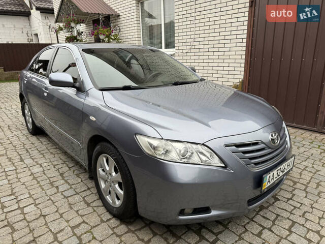 Синий Тойота Камри, объемом двигателя 2.4 л и пробегом 106 тыс. км за 9999 $, фото 1 на Automoto.ua