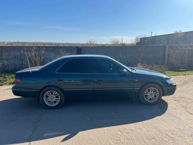 Зеленый Тойота Камри, объемом двигателя 2.2 л и пробегом 407 тыс. км за 3700 $, фото 2 на Automoto.ua