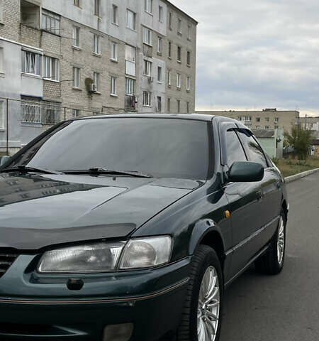Зеленый Тойота Камри, объемом двигателя 2.2 л и пробегом 466 тыс. км за 3800 $, фото 1 на Automoto.ua