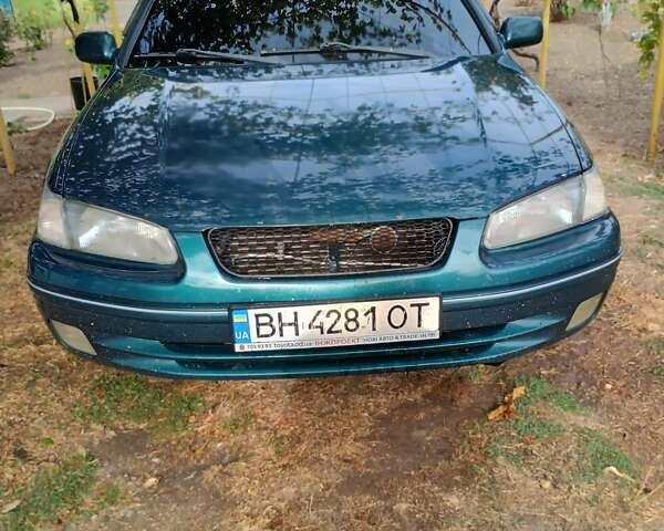 Зелений Тойота Камрі, об'ємом двигуна 2.16 л та пробігом 300 тис. км за 3300 $, фото 1 на Automoto.ua